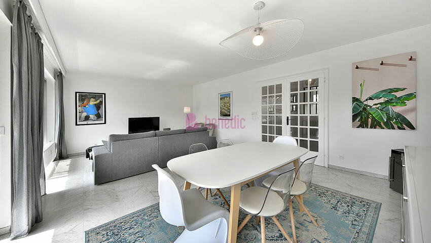 59528027c - Attribut alt par défaut.