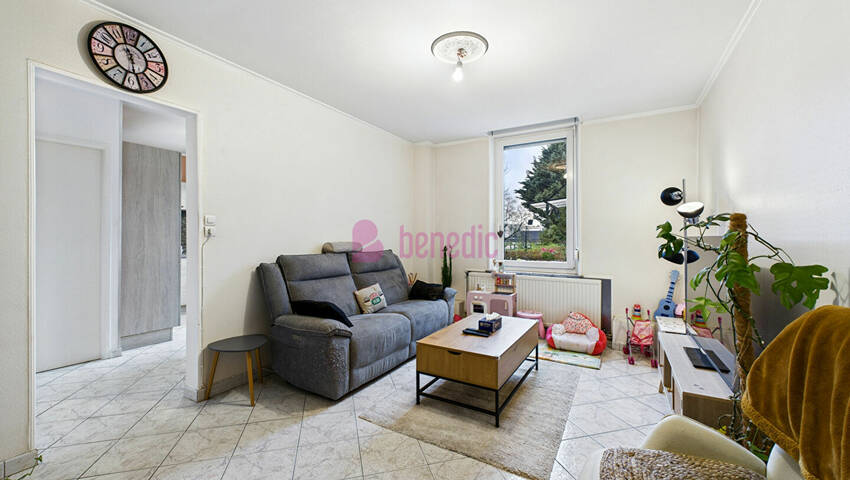 55581253b - Attribut alt par défaut.