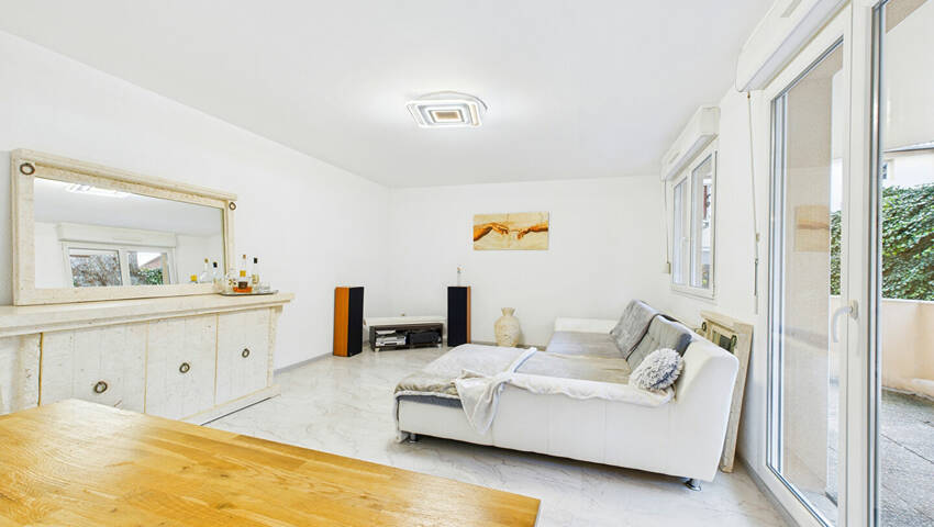 59579780c - Attribut alt par défaut.