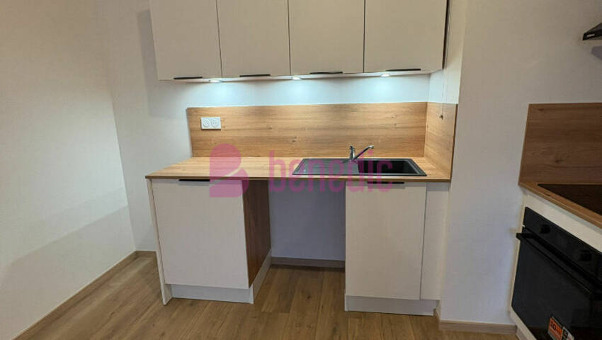 59722728c - Attribut alt par défaut.