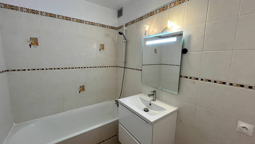 59253230e - Attribut alt par défaut.