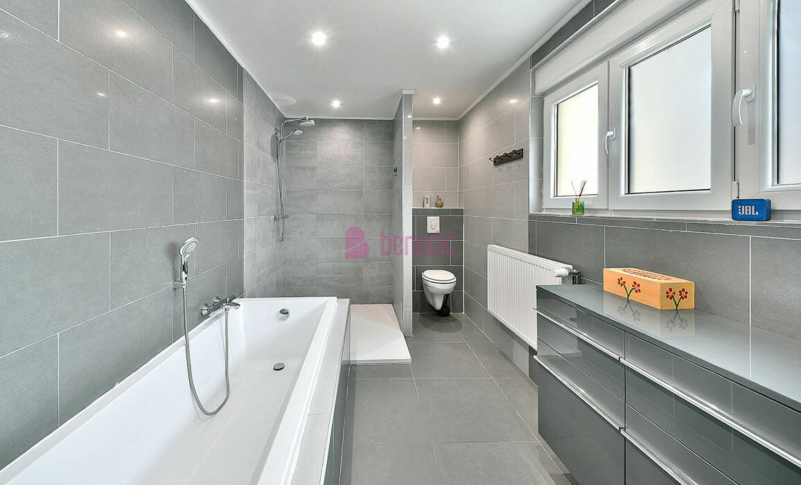 59697162f - Attribut alt par défaut.