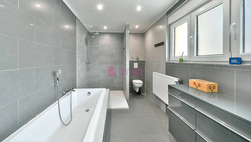 59697162f - Attribut alt par défaut.