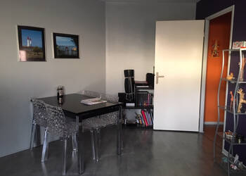 30476530b - Attribut alt par défaut.