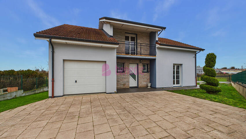 48734046b - Attribut alt par défaut.