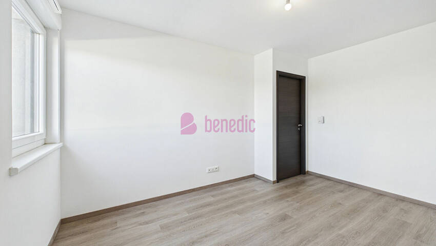 60158356f - Attribut alt par défaut.