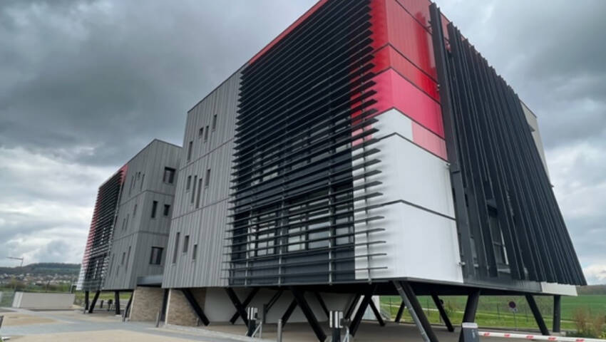 Publique 52774816 nr 2 - Attribut alt par défaut.