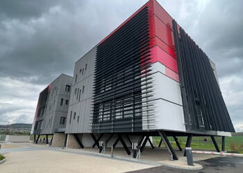 Publique 52774608 nr 2 - Attribut alt par défaut.