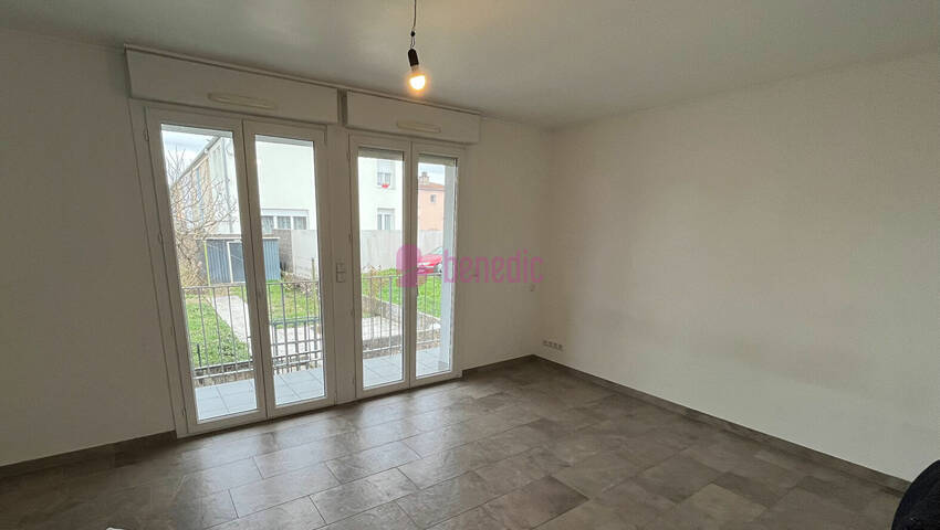 53756440a - Attribut alt par défaut.