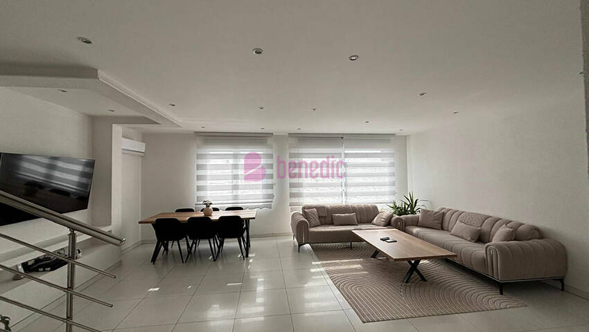 60027574b - Attribut alt par défaut.