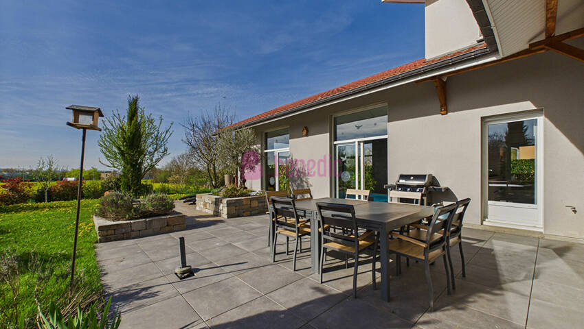 58136533b - Attribut alt par défaut.