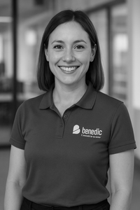 Benedic neuf rvb logo triangle rose - Attribut alt par défaut.