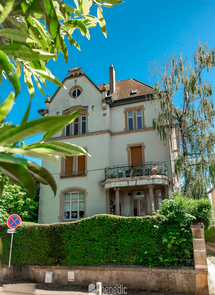 Facade avant portrait - Attribut alt par défaut.